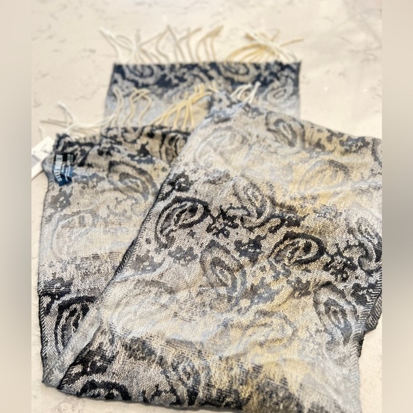 Steve Madden Scarf Ombré Paisley Muffler Mid Weight -Black NWT - Picture 4 of 5